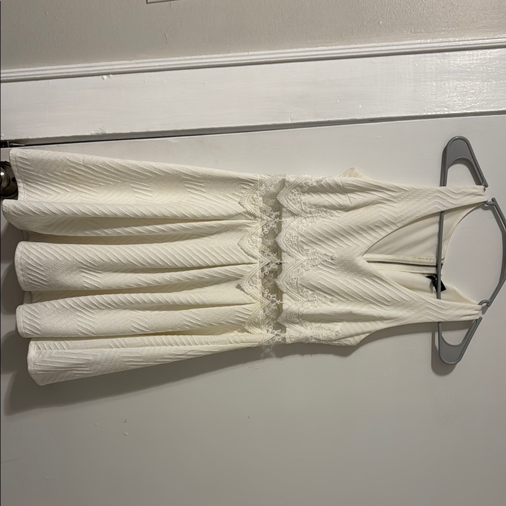 Elegant White Sleeveless Dress